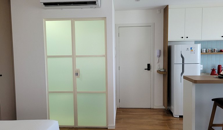 Flat com Sacada, WiFi, Garagem, perto do Shopping e Fatesa