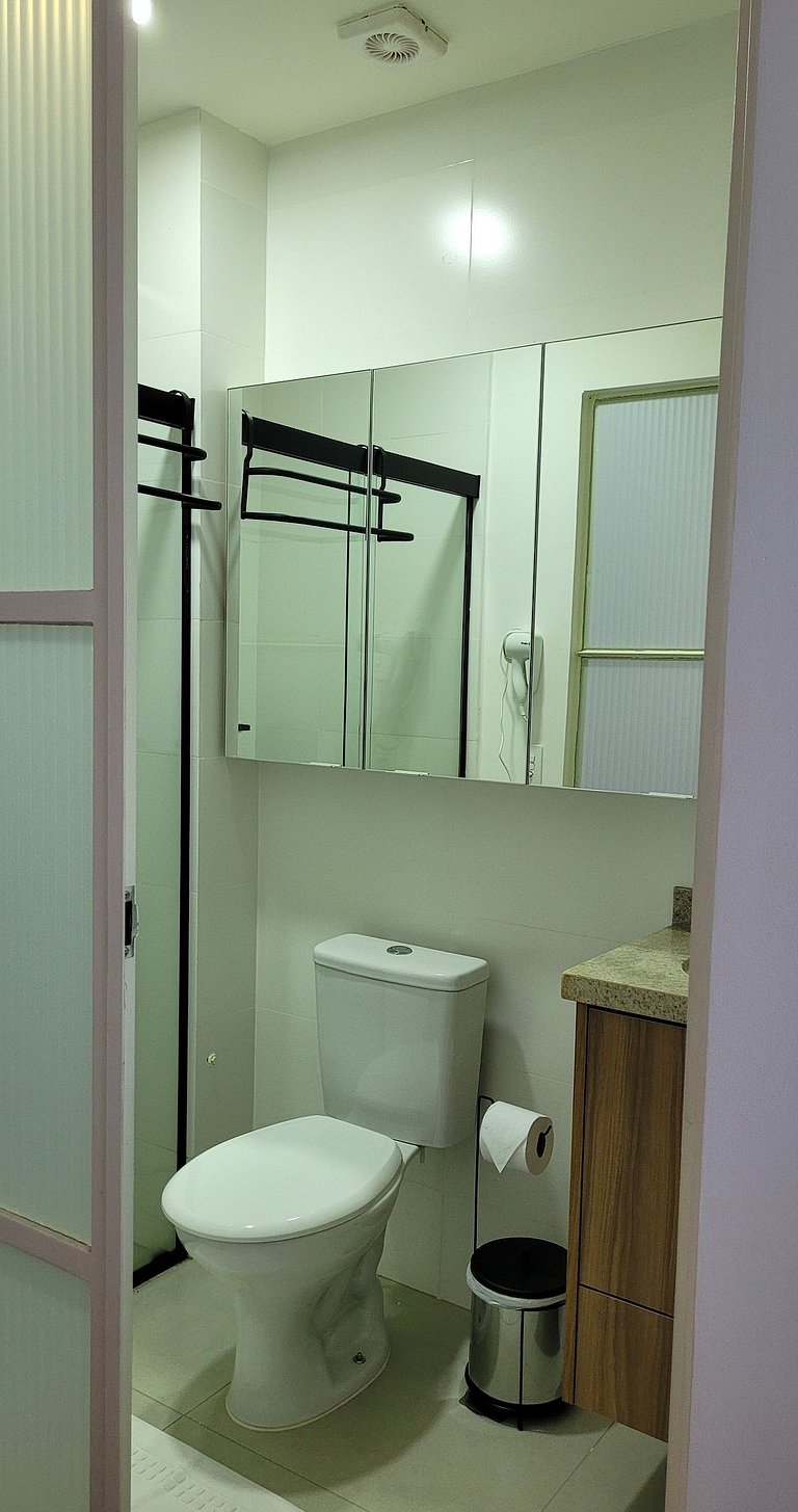 Flat com Sacada, WiFi, Garagem, perto do Shopping e Fatesa